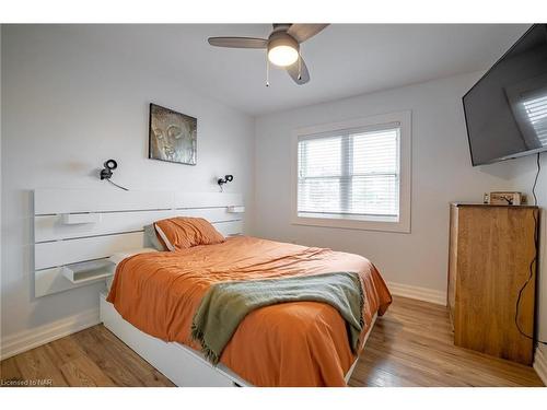 118 Berkley Avenue, Port Colborne, ON - Indoor Photo Showing Bedroom