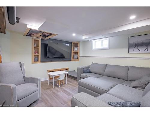 118 Berkley Avenue, Port Colborne, ON - Indoor Photo Showing Living Room