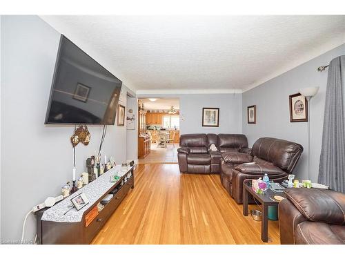 35 Woodbine Avenue, St. Catharines, ON - Indoor Photo Showing Living Room