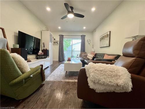 203-201 Dorchester Boulevard, St. Catharines, ON - Indoor Photo Showing Living Room