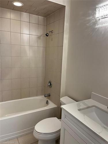 208-1370 Costigan Road, Milton, ON - Indoor Photo Showing Bathroom