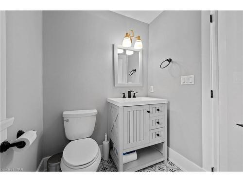 4 Wyckliffe Avenue, Niagara-On-The-Lake, ON - Indoor Photo Showing Bathroom