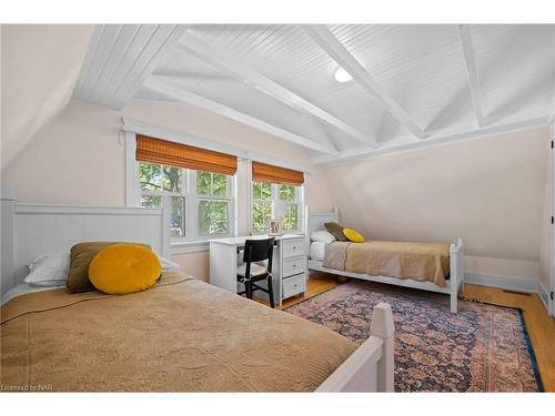 4 Wyckliffe Avenue, Niagara-On-The-Lake, ON - Indoor Photo Showing Bedroom