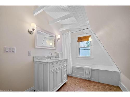 4 Wyckliffe Avenue, Niagara-On-The-Lake, ON - Indoor Photo Showing Bathroom