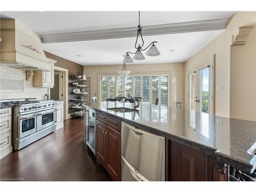 6387 Pinestone Road, Niagara Falls, ON - Indoor Photo Showing Kitchen With Upgraded Kitchen