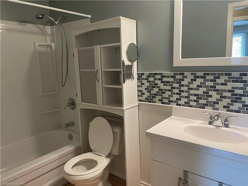 3911 Orlando Drive, Niagara Falls, ON - Indoor Photo Showing Bathroom