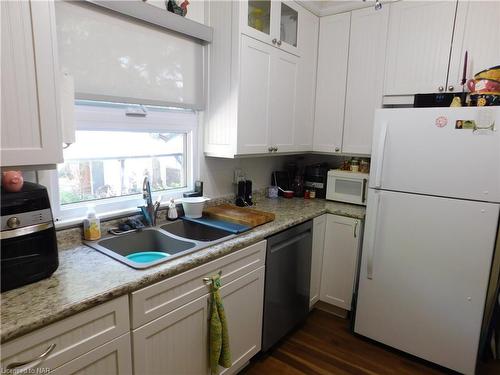 4046 Longhurst Avenue, Niagara Falls, ON - Indoor Photo Showing Kitchen With Double Sink