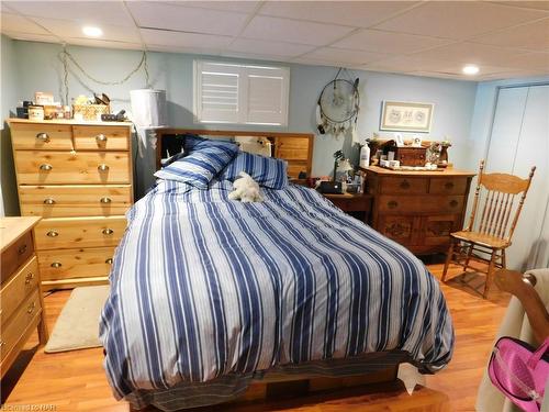 4046 Longhurst Avenue, Niagara Falls, ON - Indoor Photo Showing Bedroom