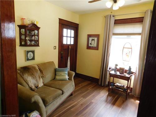 4046 Longhurst Avenue, Niagara Falls, ON - Indoor Photo Showing Living Room