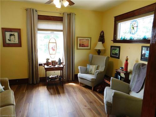 4046 Longhurst Avenue, Niagara Falls, ON - Indoor Photo Showing Living Room