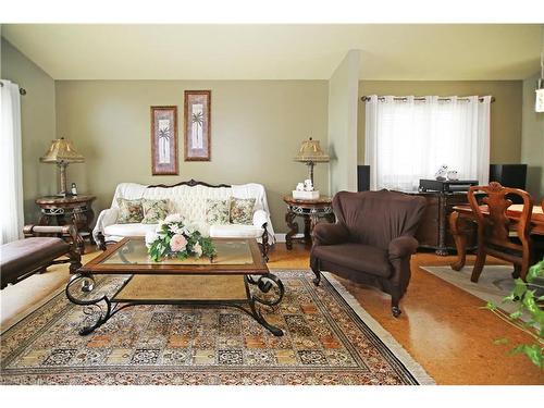 859 Concession Road, Fort Erie, ON - Indoor Photo Showing Living Room