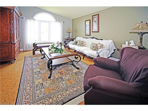 859 Concession Road, Fort Erie, ON - Indoor Photo Showing Living Room