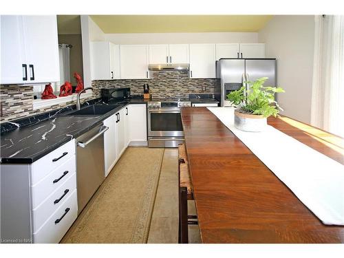 859 Concession Road, Fort Erie, ON - Indoor Photo Showing Kitchen With Upgraded Kitchen