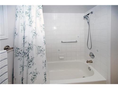 859 Concession Road, Fort Erie, ON - Indoor Photo Showing Bathroom