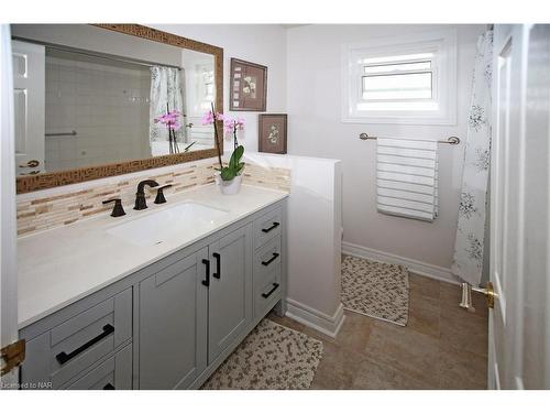 859 Concession Road, Fort Erie, ON - Indoor Photo Showing Bathroom
