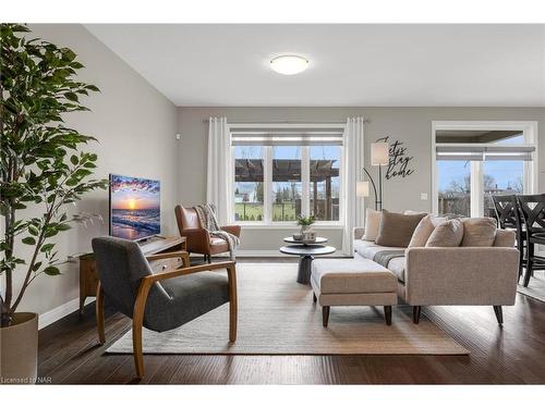385 Empress Avenue, Welland, ON - Indoor Photo Showing Living Room