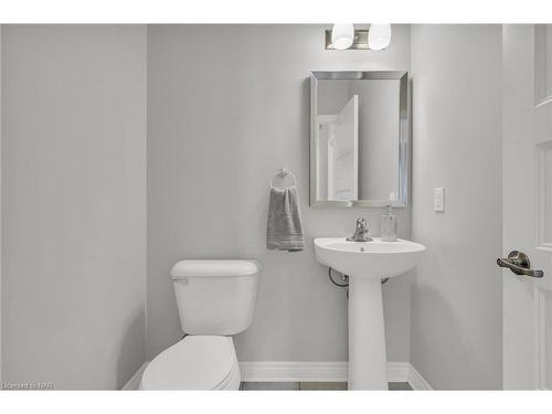 385 Empress Avenue, Welland, ON - Indoor Photo Showing Bathroom