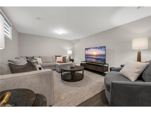 385 Empress Avenue, Welland, ON - Indoor Photo Showing Living Room