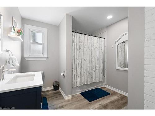 295 Wallace Avenue S, Welland, ON - Indoor Photo Showing Bathroom