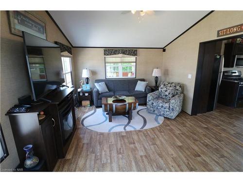 143-1501 Line 8 Road, Queenston, ON - Indoor Photo Showing Living Room