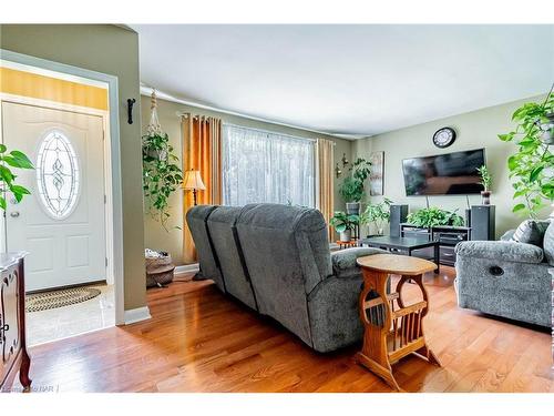 7495 Wanless Street, Niagara Falls, ON - Indoor Photo Showing Living Room