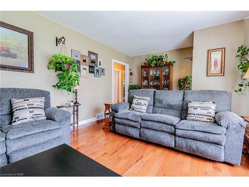 7495 Wanless Street, Niagara Falls, ON - Indoor Photo Showing Living Room