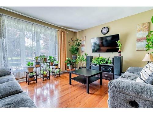 7495 Wanless Street, Niagara Falls, ON - Indoor Photo Showing Living Room