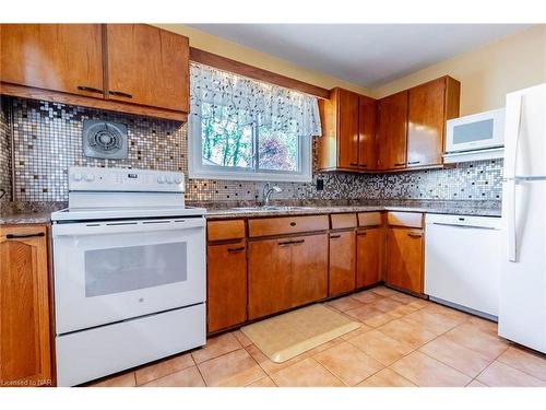 7495 Wanless Street, Niagara Falls, ON - Indoor Photo Showing Kitchen With Double Sink