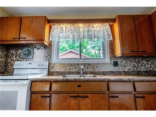 7495 Wanless Street, Niagara Falls, ON - Indoor Photo Showing Kitchen With Double Sink