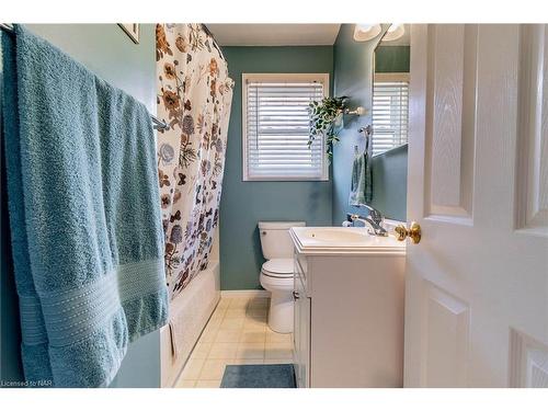 7495 Wanless Street, Niagara Falls, ON - Indoor Photo Showing Bathroom