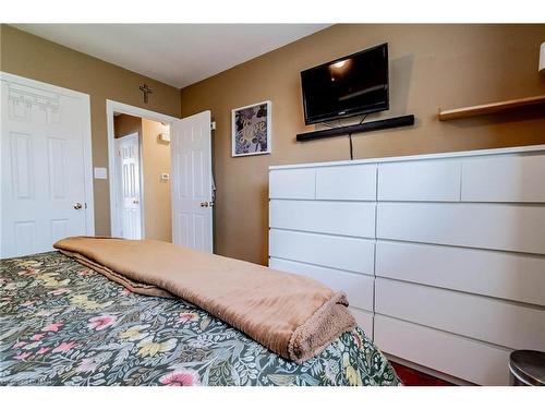 7495 Wanless Street, Niagara Falls, ON - Indoor Photo Showing Bedroom