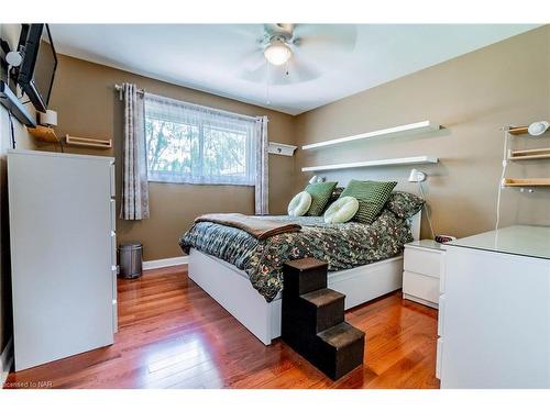 7495 Wanless Street, Niagara Falls, ON - Indoor Photo Showing Bedroom