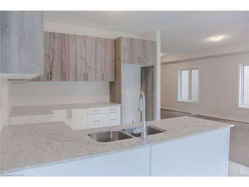 15 Huntsworth Avenue, Thorold, ON - Indoor Photo Showing Kitchen