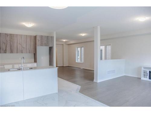 15 Huntsworth Avenue, Thorold, ON - Indoor Photo Showing Kitchen With Double Sink