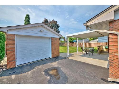 6972 Harriman Street, Niagara Falls, ON - Indoor Photo Showing Garage