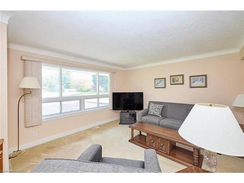 6972 Harriman Street, Niagara Falls, ON - Indoor Photo Showing Living Room