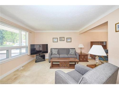 6972 Harriman Street, Niagara Falls, ON - Indoor Photo Showing Living Room