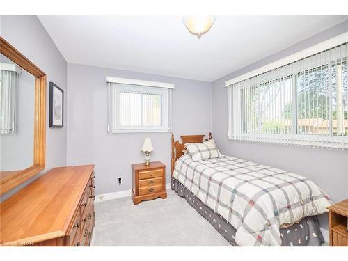 6972 Harriman Street, Niagara Falls, ON - Indoor Photo Showing Bedroom