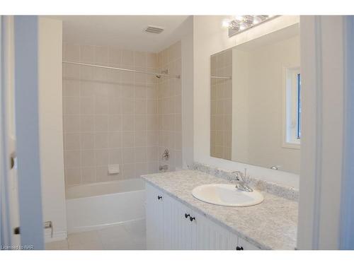 19 Huntsworth Avenue, Thorold, ON - Indoor Photo Showing Bathroom