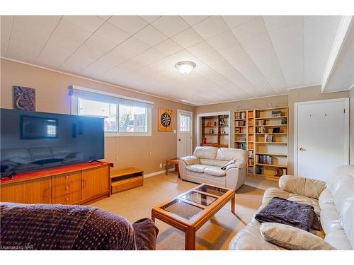 6732 Randy Drive, Niagara Falls, ON - Indoor Photo Showing Living Room