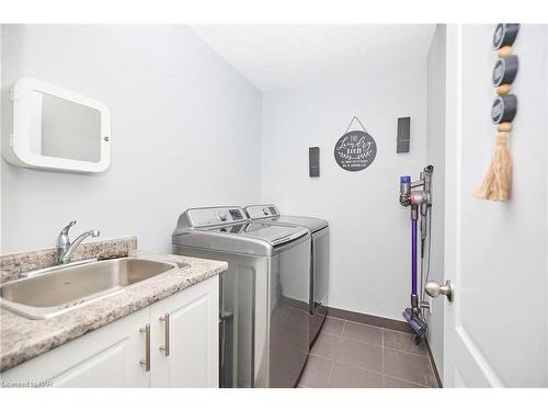 37 Sunset Way, Thorold, ON - Indoor Photo Showing Bathroom