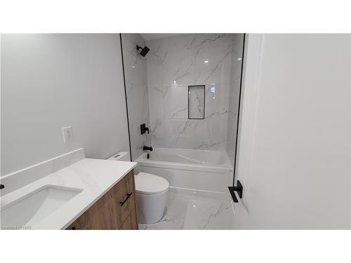 Lower-7386 Splendour Drive, Niagara Falls, ON - Indoor Photo Showing Bathroom