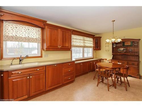 1339 Niagara Parkway, Fort Erie, ON - Indoor Photo Showing Dining Room