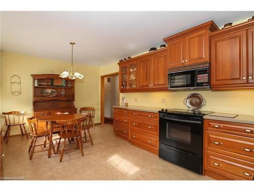 1339 Niagara Parkway, Fort Erie, ON - Indoor Photo Showing Kitchen