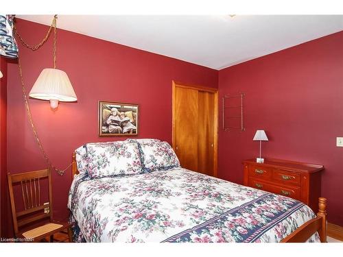 1339 Niagara Parkway, Fort Erie, ON - Indoor Photo Showing Bedroom