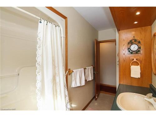 1339 Niagara Parkway, Fort Erie, ON - Indoor Photo Showing Bathroom