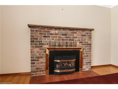 1339 Niagara Parkway, Fort Erie, ON - Indoor Photo Showing Living Room With Fireplace