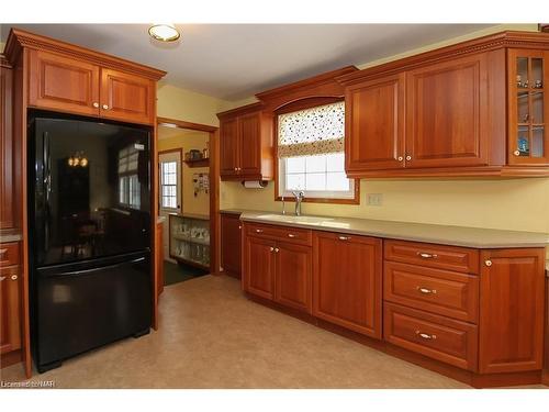 1339 Niagara Parkway, Fort Erie, ON - Indoor Photo Showing Kitchen