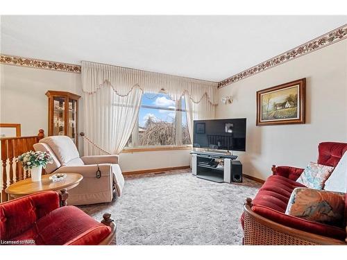 7853 Alfred Street, Niagara Falls, ON - Indoor Photo Showing Living Room