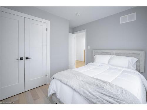 3709 Ryan Avenue, Fort Erie, ON - Indoor Photo Showing Bedroom